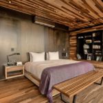 Decorul unui dormitor cu acoperire de pe o placă dintr-un lemn natural