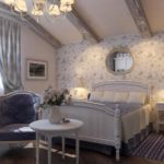 Decor de dormitor în stil Provence cu tapet combinat