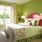 Dekora guļamistabas stilā laima zaļa krāsa un ziedu motīvi