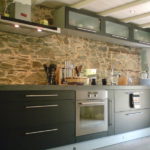 Dekoratīvs akmens virtuves akmens sienā