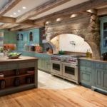Dekorativ stein på kjøkkenet rustikk bue over komfyren