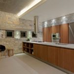 Smėlio spalvos dekoratyvinis akmuo virtuvėje