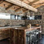 Διακοσμητική πέτρα σε τοίχο κουζίνας με ξύλινη οροφή