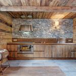Batu hiasan di dapur di dalam rumah kayu dengan lapisan
