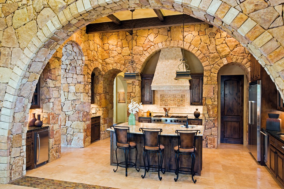 dekoratyvinis akmuo viduramžių virtuvės puošmenoje