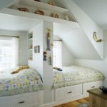 תכנון חדר ילדים לשני ילדים הטרוסקסואלים בעליית הגג בעלת מחיצה