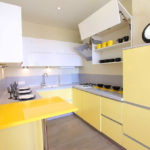 Design kuchyně v moderním stylu, minimalismus a pravý úhel.