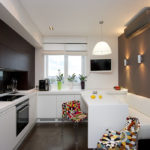 Kjøkkendesign i moderne stil med salong i leiligheten