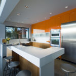 Šiuolaikinio stiliaus virtuvės dizainas su integruotais prietaisais