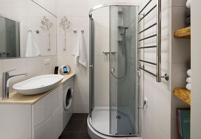 חדר אמבטיה עם מקלחת ומכונת כביסה