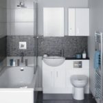 Thiết kế phòng tắm 6 mét vuông với gạch lát sàn màu đen bóng