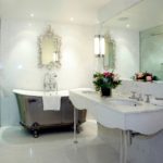 Thiết kế phòng tắm 6 mét vuông với trang trí tường bằng đá cẩm thạch