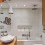 Thiết kế phòng tắm 6 mét vuông với bồn tắm và gương rộng