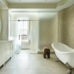 תכנון חדר אמבטיה בבית פרטי: זכוכית מרוצפת וחלבית