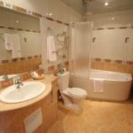 עיצוב חדר אמבטיה בבית פרטי עם אריחי קרמיקה