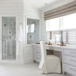 עיצוב אמבטיה בבית פרטי עם מקלחת פינתית