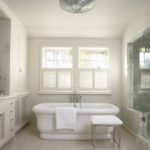 עיצוב אמבטיה בבית פרטי בצבעים לבנים