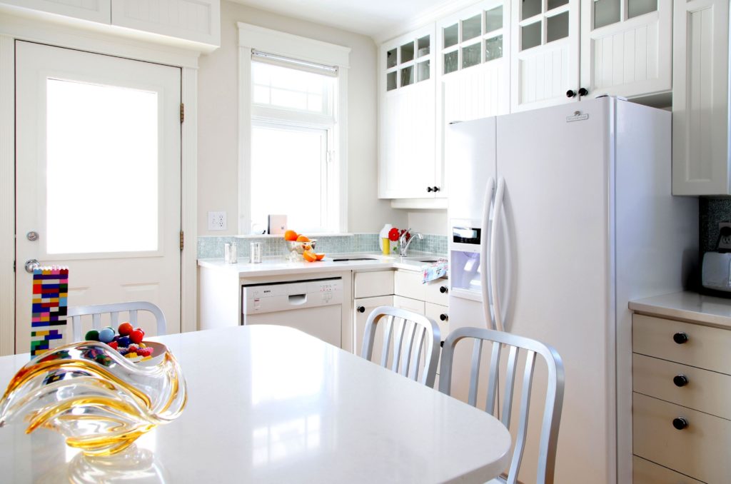 Weißer Kühlschrank innerhalb einer weißen Küche