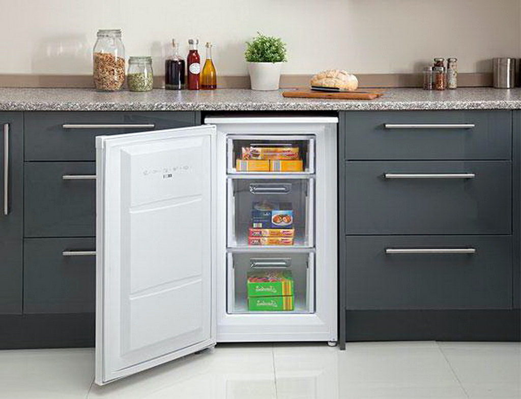 Jednokomorová lednička v interiéru kuchyně