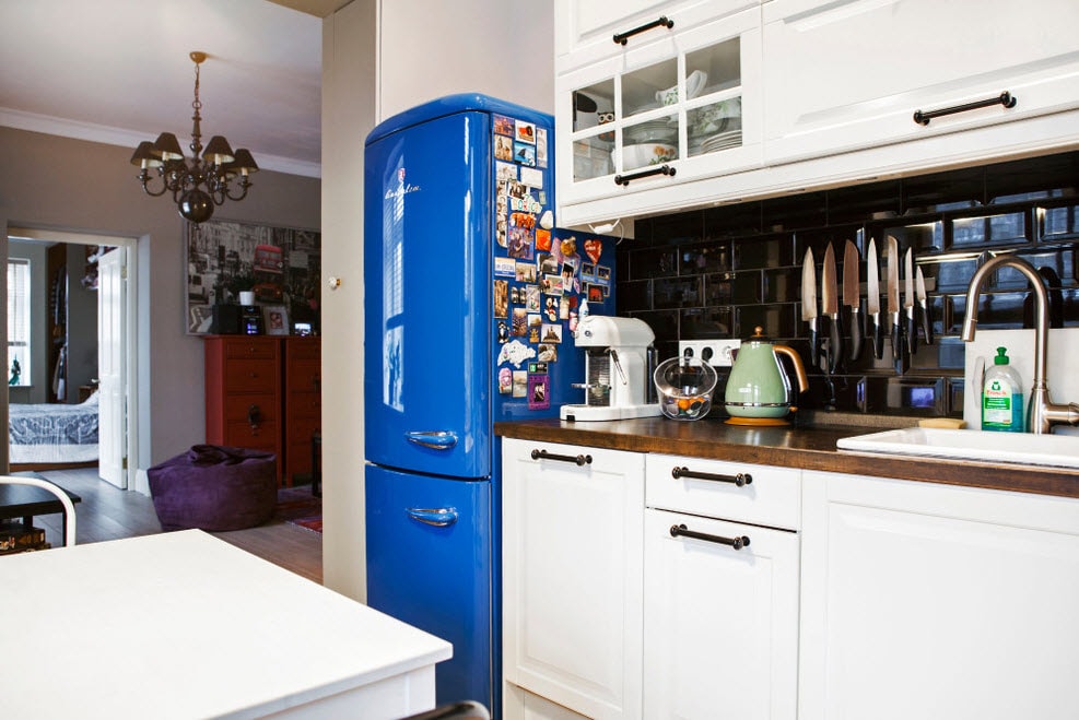Blå kylskåp i köket