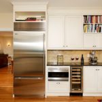 Kjøleskap i det hvite kjøkkenhjørneinteriøret.