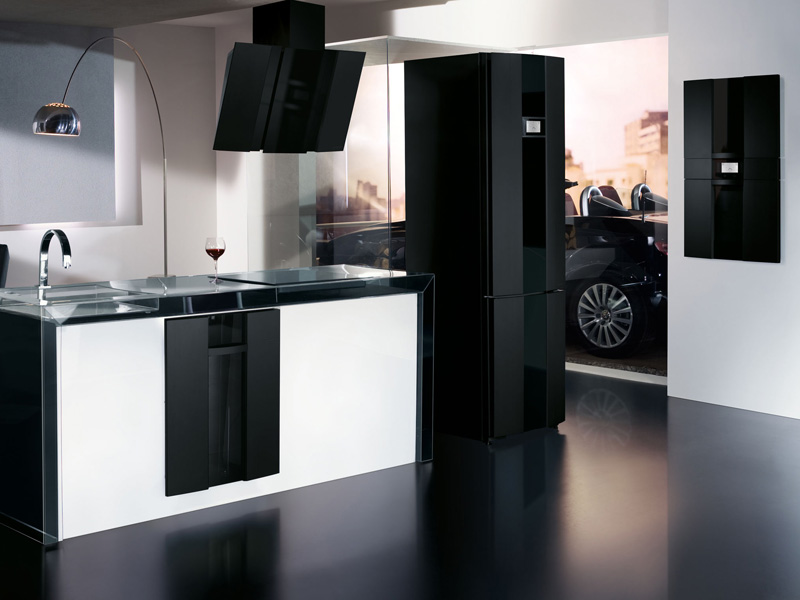 frigorifero all'interno della cucina in bianco e nero