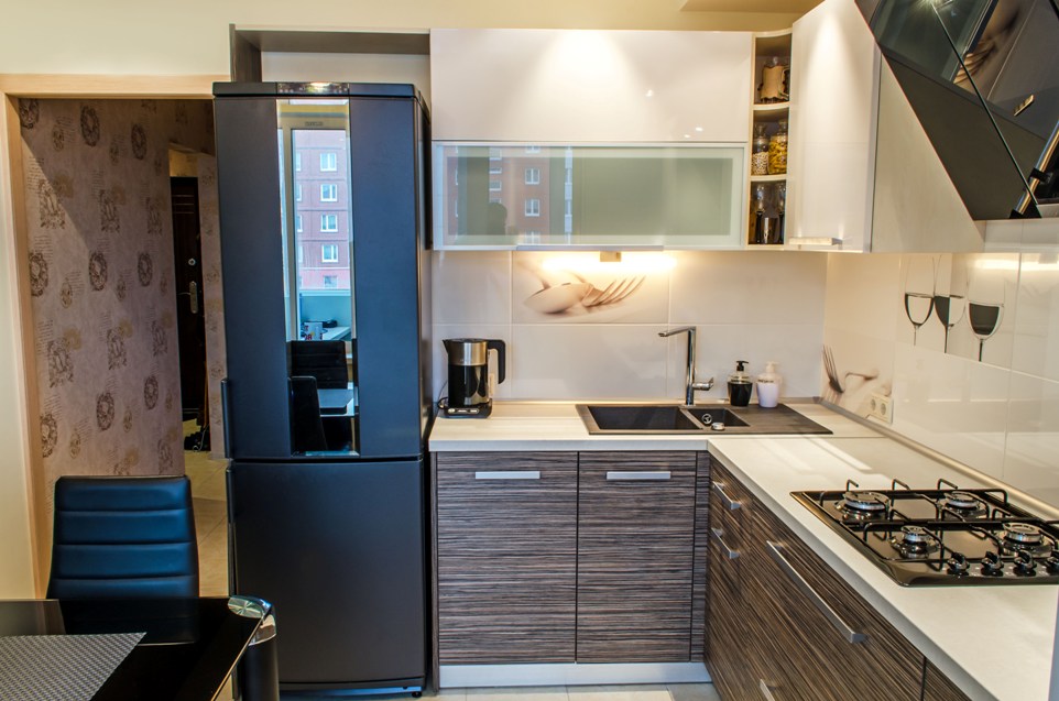 Hűtőszekrény a konyha belső fekete színű