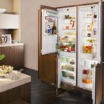 El refrigerador en el interior de la cocina tiene dos secciones integradas.