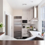 Kühlschrank in einem grauen metallischen Kücheninnenraum