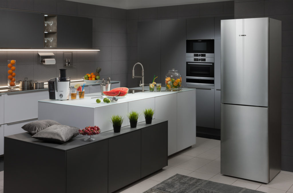Хладилник в интериора на кухнята в сиви тонове