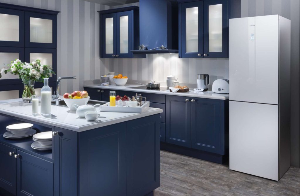 Šaldytuvas virtuvės interjere tamsiai mėlynos spalvos
