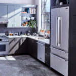 Šaldytuvas virtuvės interjere įmontuotas į spintelę