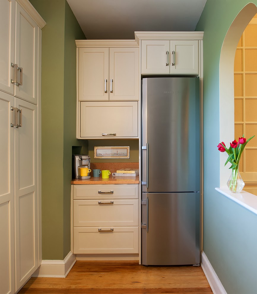 Šaldytuvas virtuvės interjere, įmontuota spinta