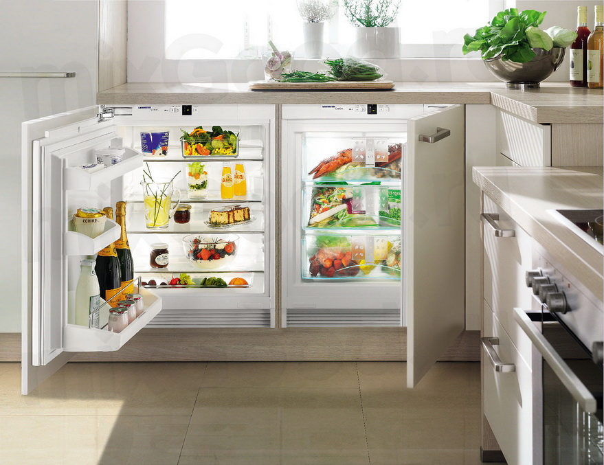 Хладилник в интериора на кухнята, вграден в нощното шкафче