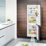 Tủ lạnh trong nội thất nhà bếp được ngụy trang dưới dạng tủ