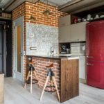 Червен хладилник в интериора на кухня в стил лофт