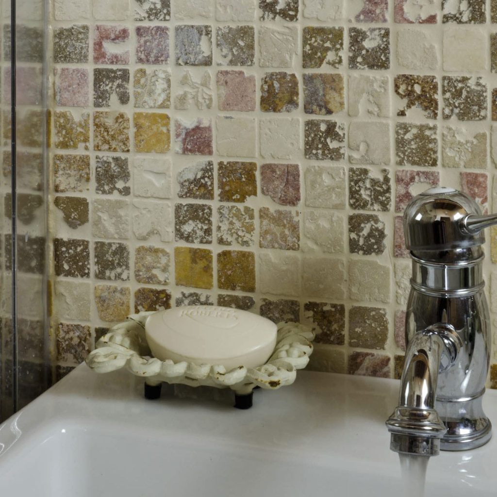 פסיפס פיקסל לחדר אמבטיה מאבן טבעית