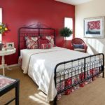 dekoracja czerwonej ściany akcentującej w sypialni