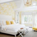 Decoració de la paret al dormitori de color groc blanc