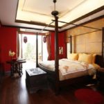 Wanddekoration im roten Dekor und in den Platten des Schlafzimmers
