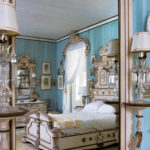 The decoration of the walls in the antique bedroom