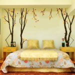 Wanddekoration im Schlafzimmer mit einem Muster und Fotografien