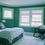 Die Dekoration der Wände im Schlafzimmer in grün