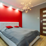 Декорацията на стената в спалнята в червено
