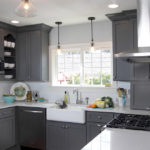 Keukenkeuken in grijs palet met wit plafond en werkbladen