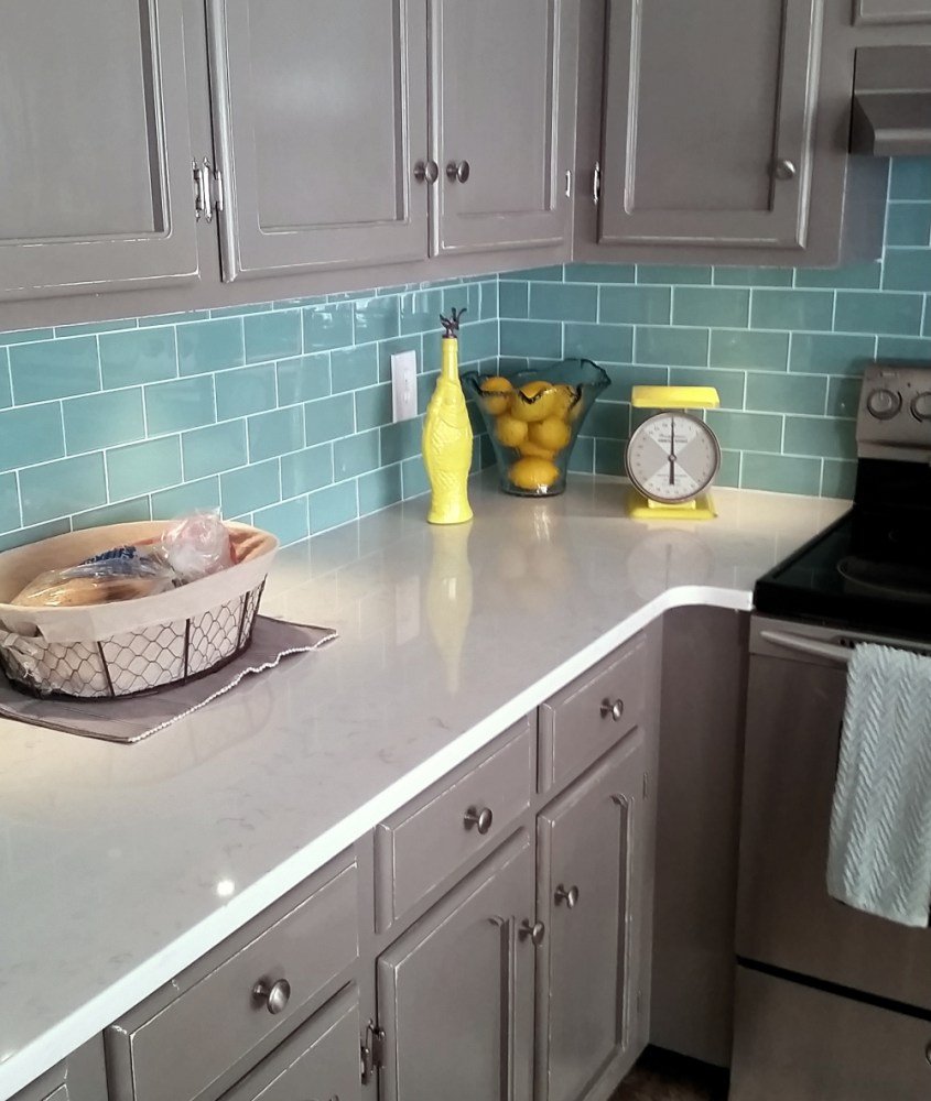 Pelēka virtuves palete un zila krāsa