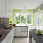Mutfağın ve duvarların gri paleti beyaz ve yeşil ile seyreltilir.