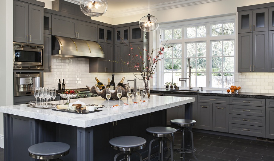 Pilka virtuvės paletės valgomojo zona su marmuriniu paviršiumi