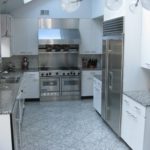 Pilkos virtuvės paletės grindys ir granito stalviršis