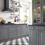 Palet dapur kelabu dengan lantai catur dan siling putih.